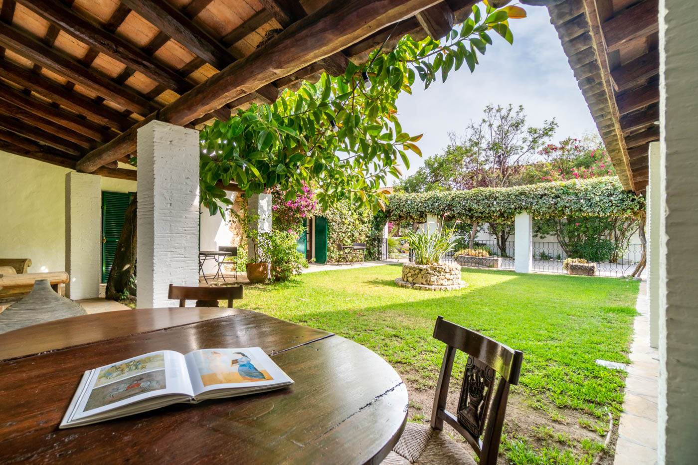 Jardines centrales en ala este con mobiliario